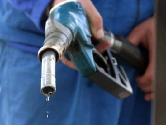 Se ieftineşte combustibilul. Unde găseşti benzină la sub 6 lei pe litru